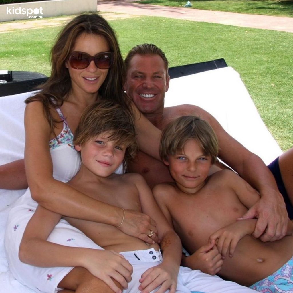 10 фактов об Элизабет Хёрли и ее сыне