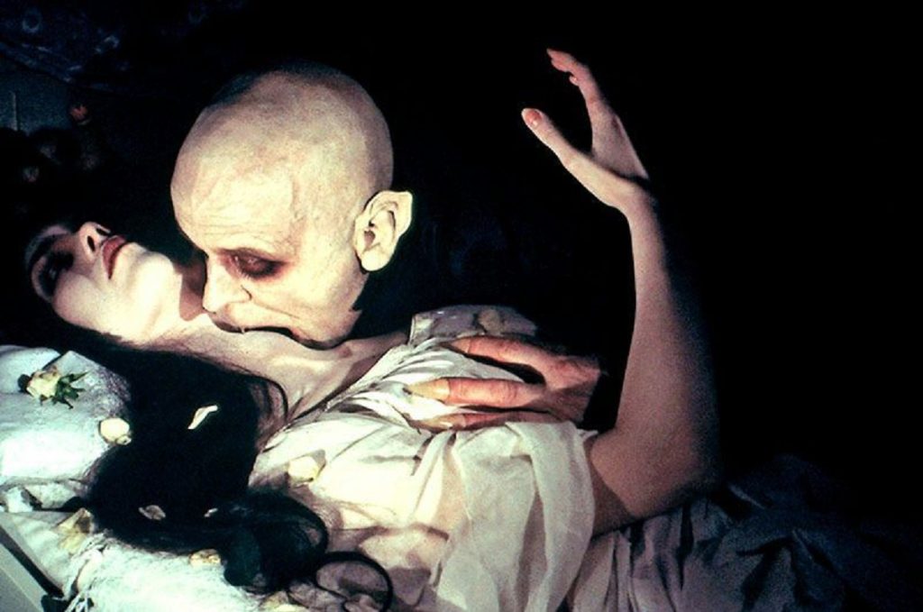 13 сексуальных фильмов про графа Дракулу