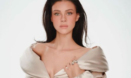 Жена Бруклина Бекхэма обнажила грудь в откровенной фотосессии для Genny