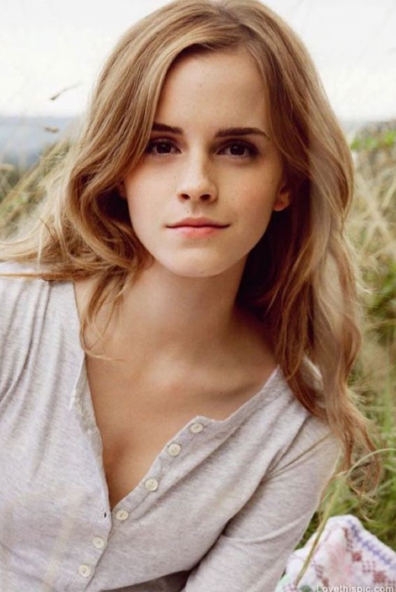 «Нормальная грудь» Эммы Уотсон вызвала бурную реакцию поклонников