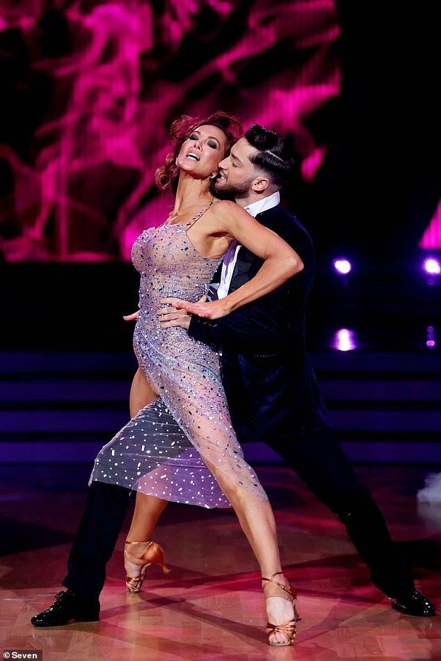 ТОП-20 горячих засветов в танцах на ТВ (ФОТО)