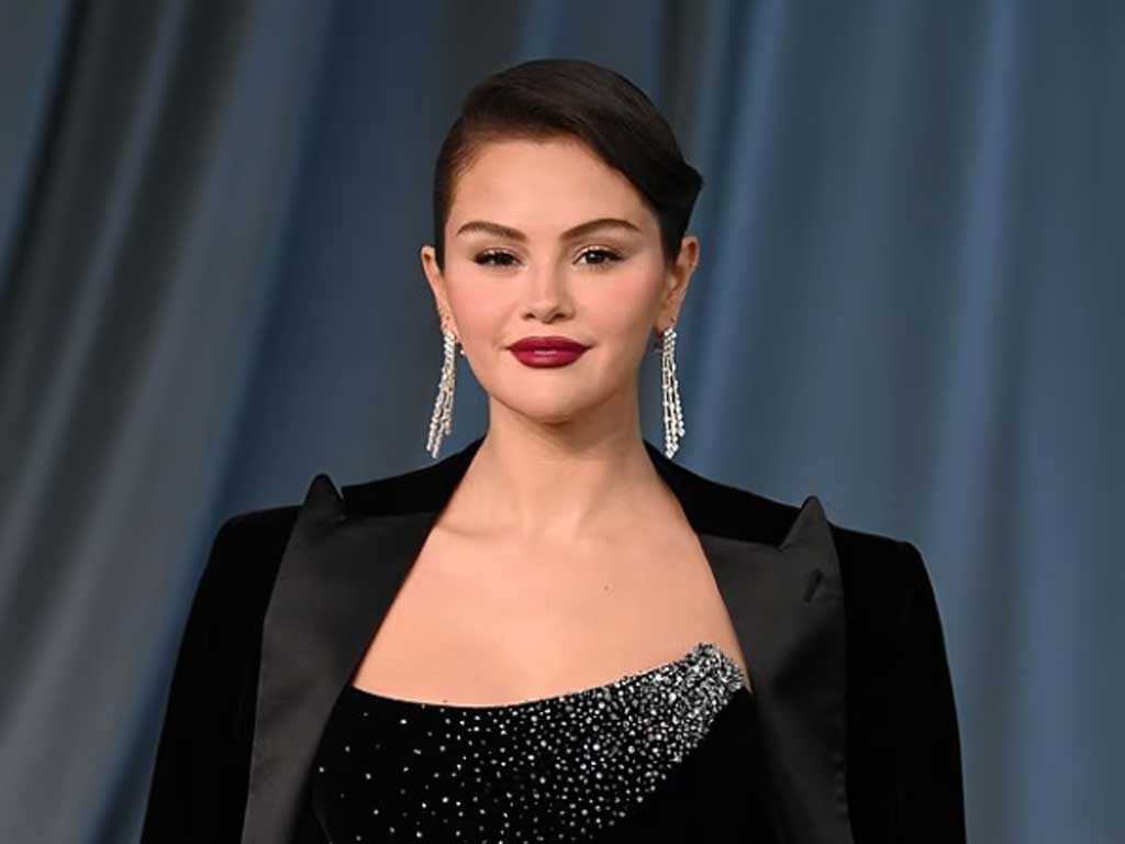 Неловкая сцена на красной дорожке: Селена Гомес и жена Джастина Бибера Неловкая сцена на красной дорожке: Селена Гомес и жена Джастина Бибера