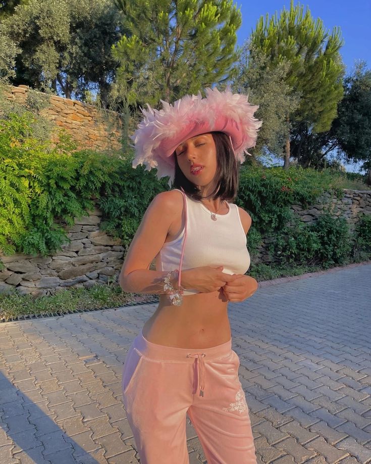 25 фото сексуальных блогерш с большой грудью