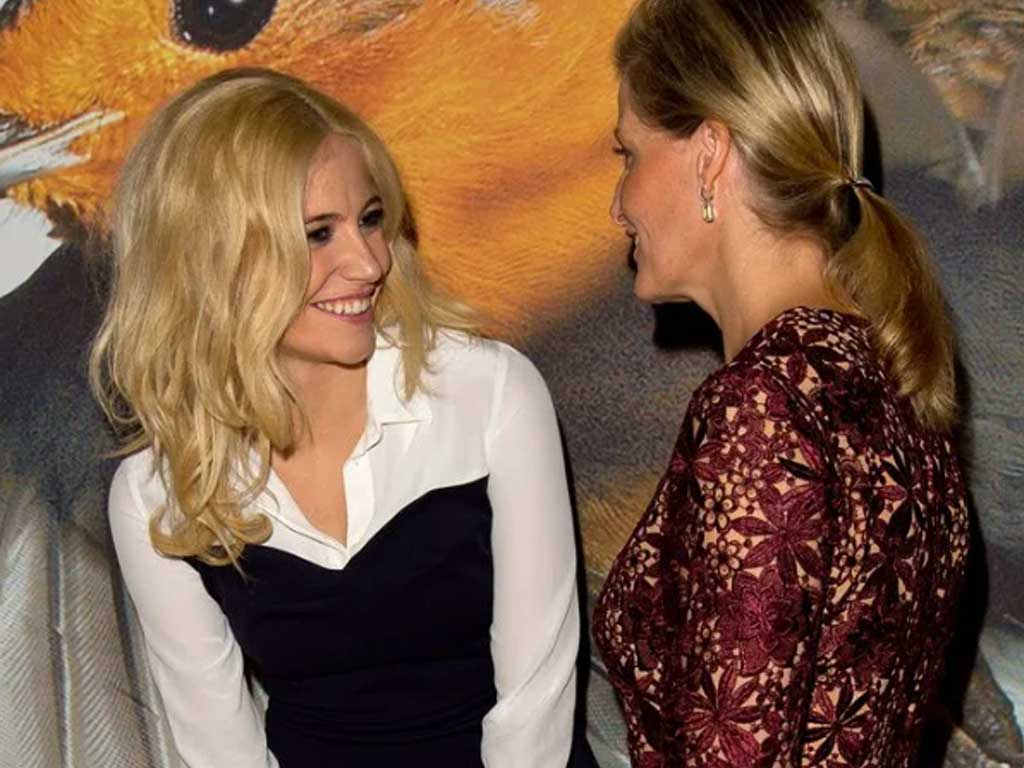 От Софи до Меган: королевские дамы в «голых» платьях От Софи до Меган: королевские дамы в «голых» платьях