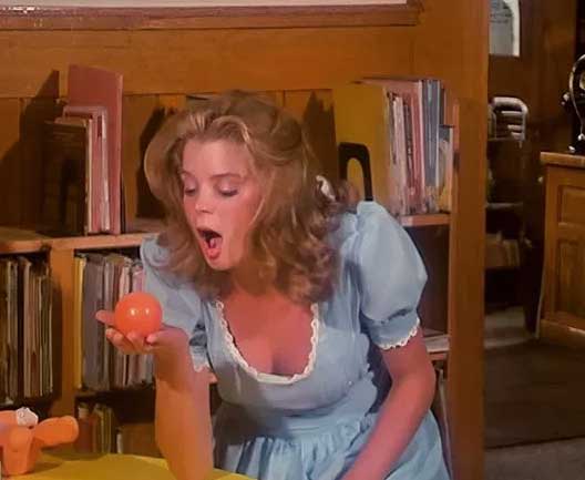 10 самых сексуальных фильмов про Алису в Стране Чудес