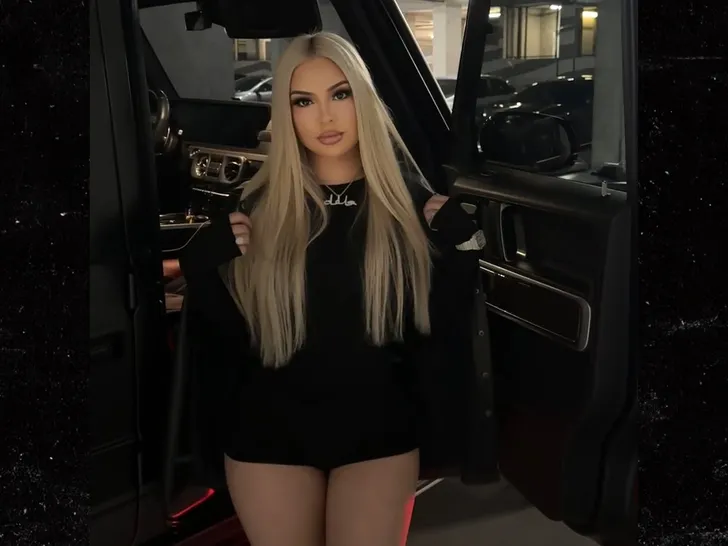 ТОП-30 фото молодой певицы Delarosa