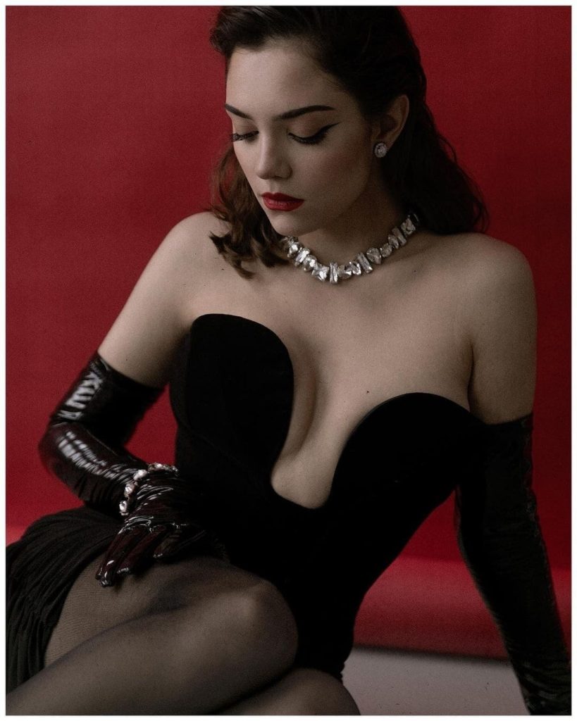 25 фото сексуальных блогерш с большой грудью