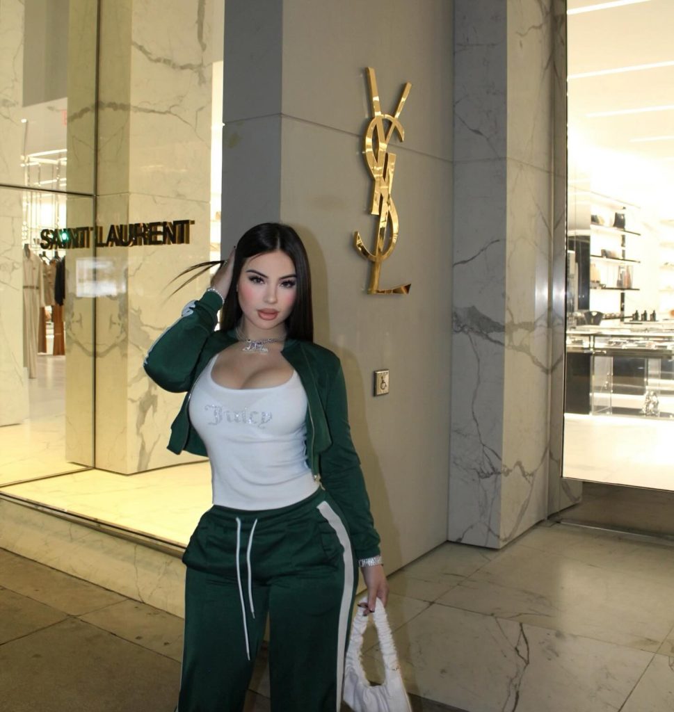 ТОП-30 фото молодой певицы Delarosa