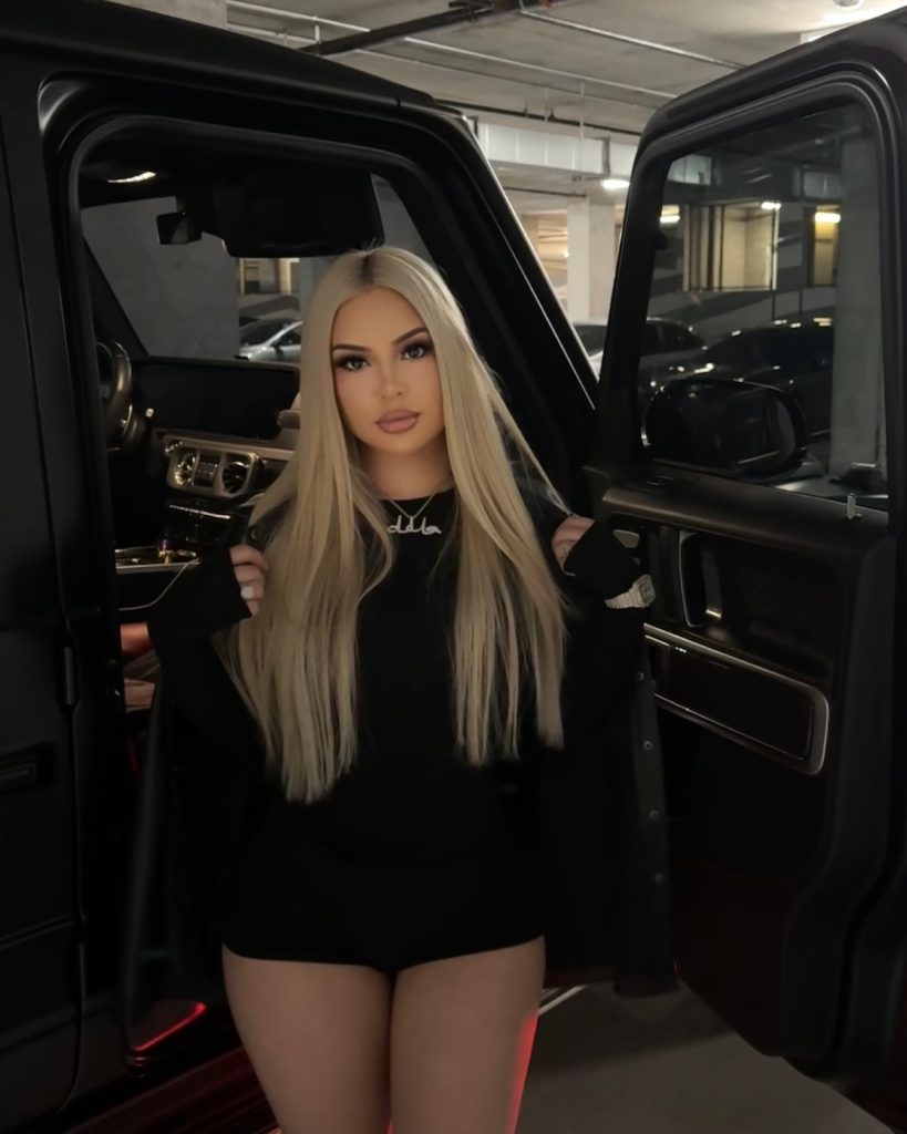 ТОП-30 фото молодой певицы Delarosa