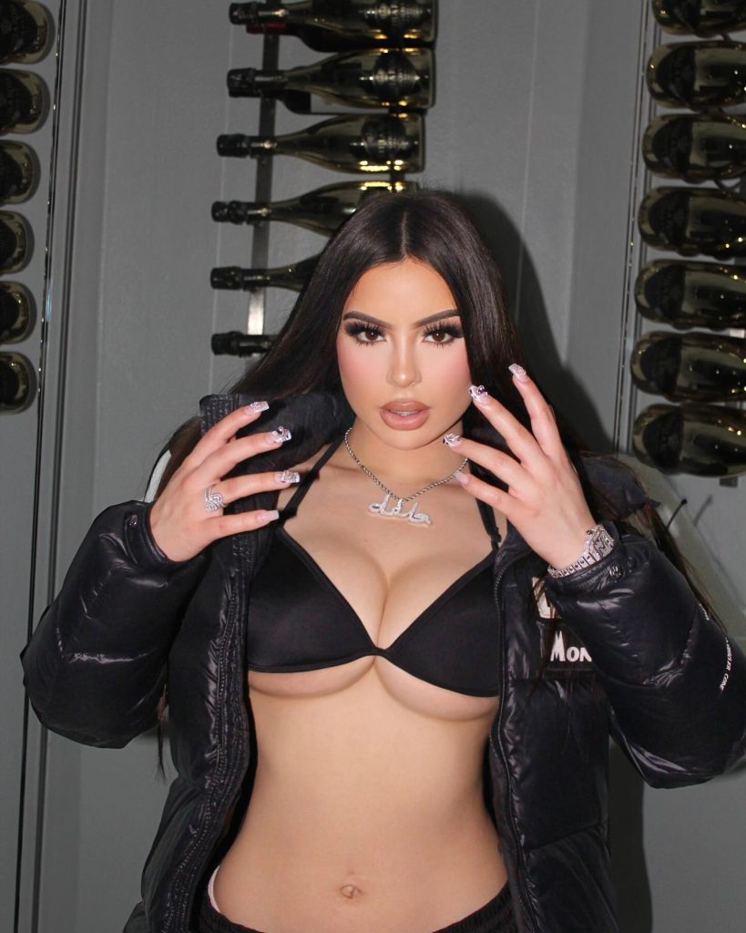 ТОП-30 фото молодой певицы Delarosa