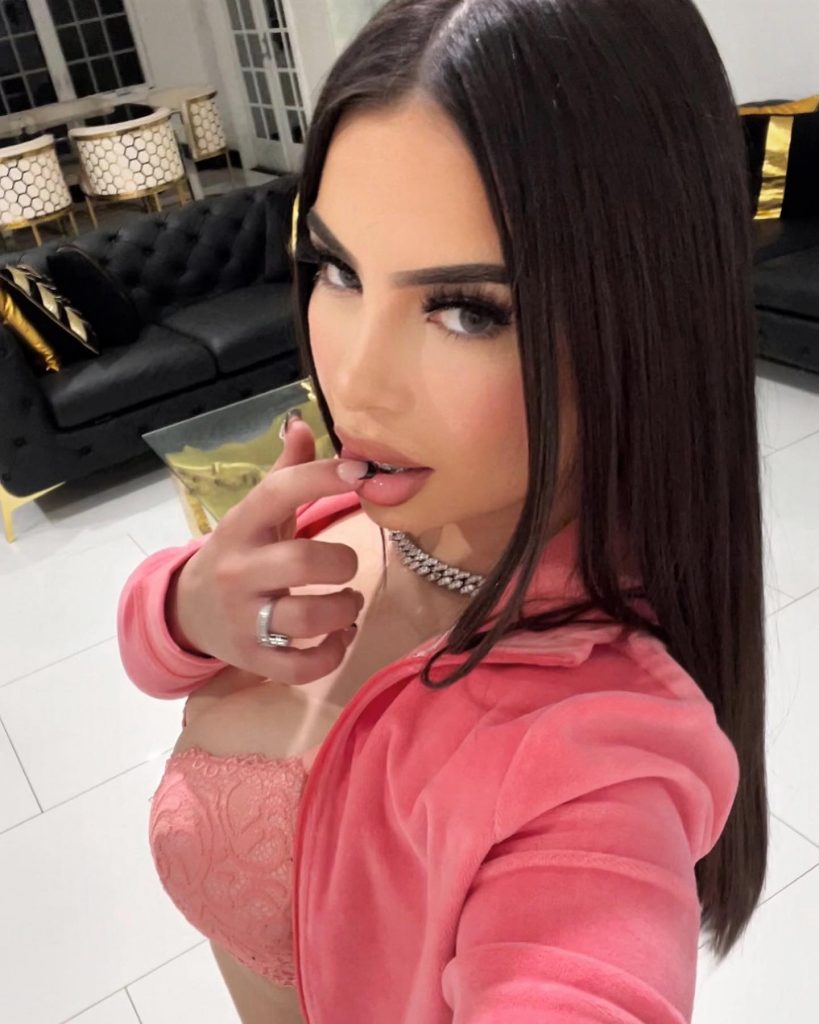 ТОП-30 фото молодой певицы Delarosa