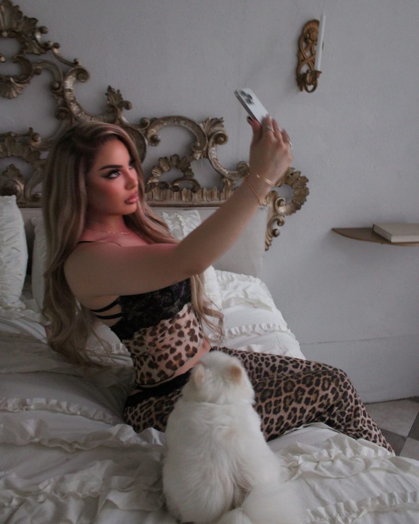 ТОП-30 фото молодой певицы Delarosa