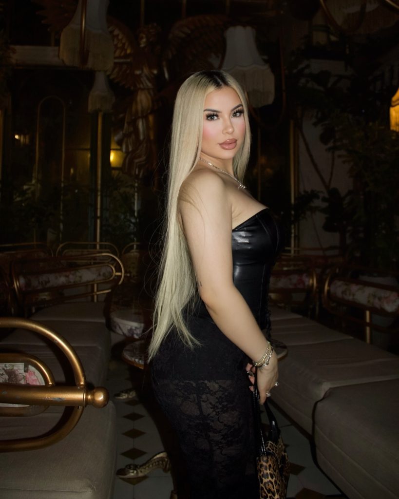 ТОП-30 фото молодой певицы Delarosa