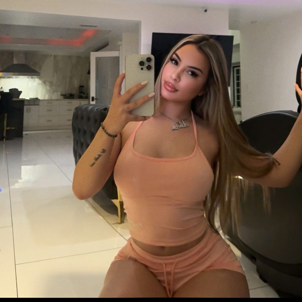 ТОП-30 фото молодой певицы Delarosa