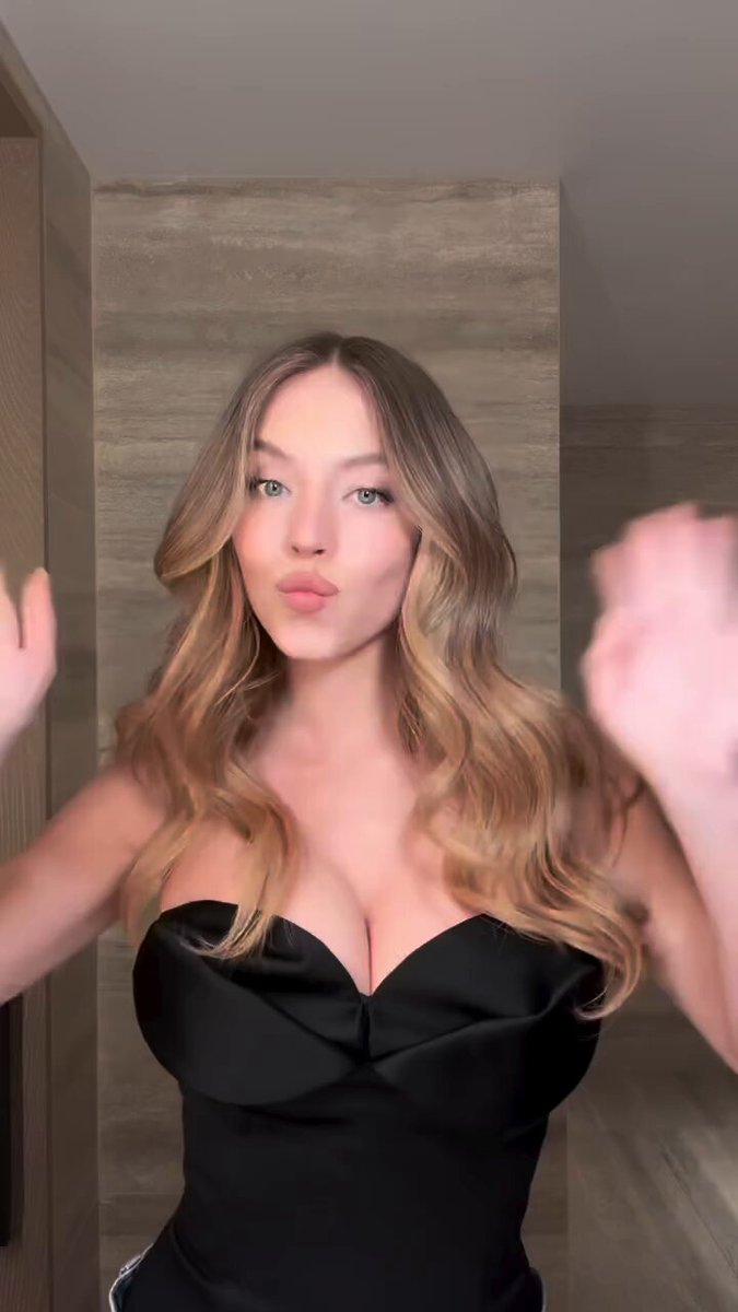 ТОП-35 откровенных фото Сидни Суини