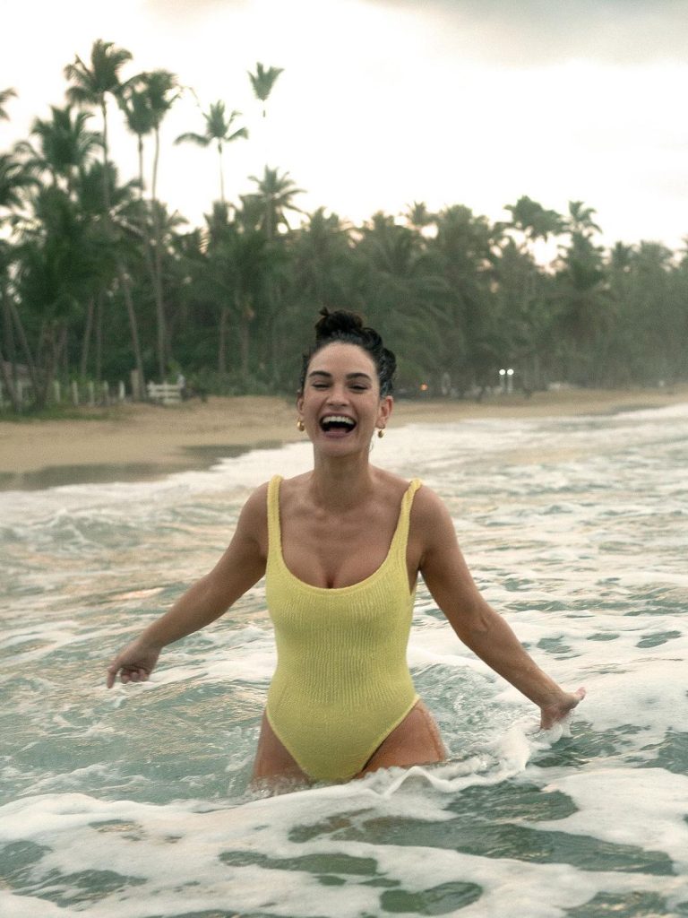 20 фото Лили Джеймс, где она выглядит как настоящая звезда