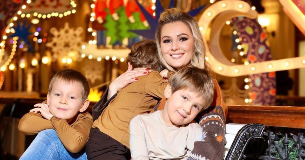 20 новогодних фотосессий российских звезд - фото с детьми
