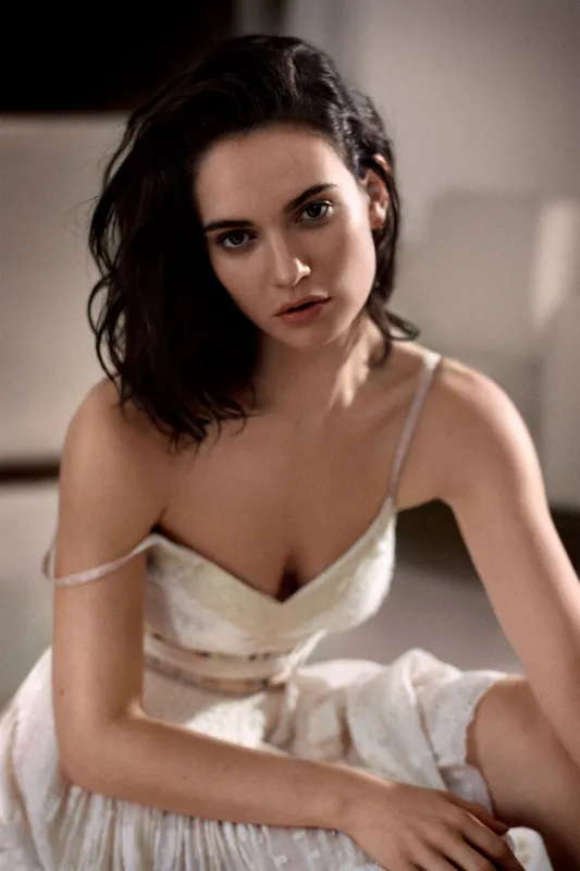 20 фото Лили Джеймс, где она выглядит как настоящая звезда