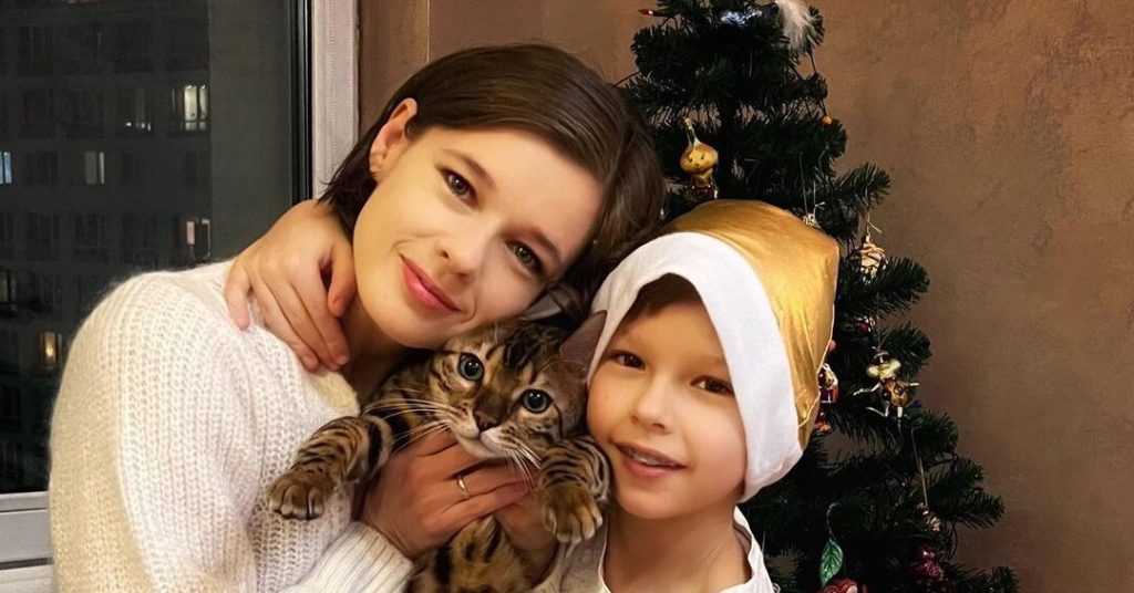 20 новогодних фотосессий российских звезд - фото с детьми