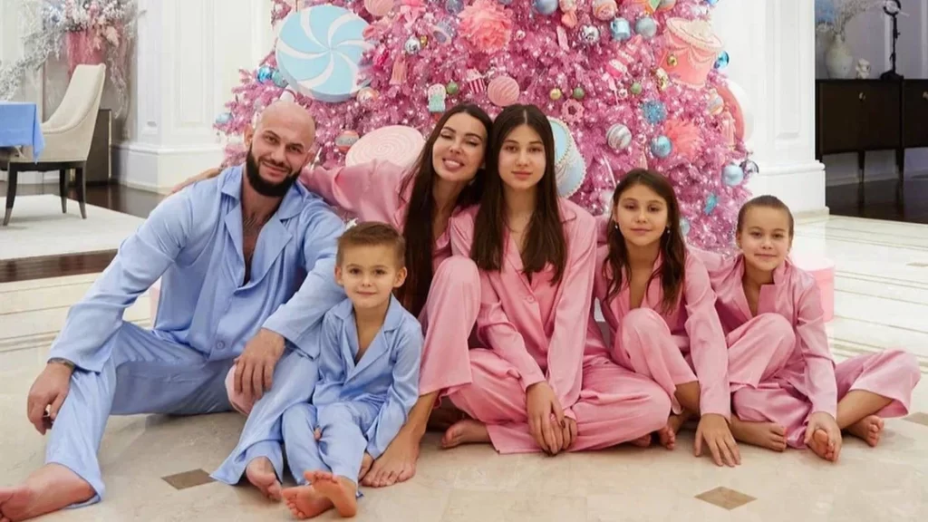 20 новогодних фотосессий российских звезд - фото с детьми