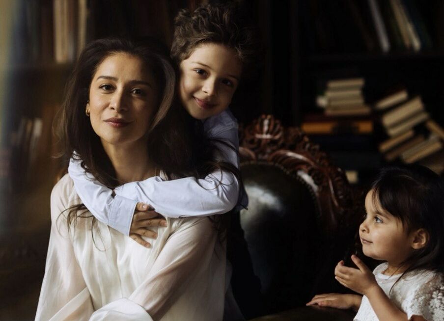 20 новогодних фотосессий российских звезд - фото с детьми