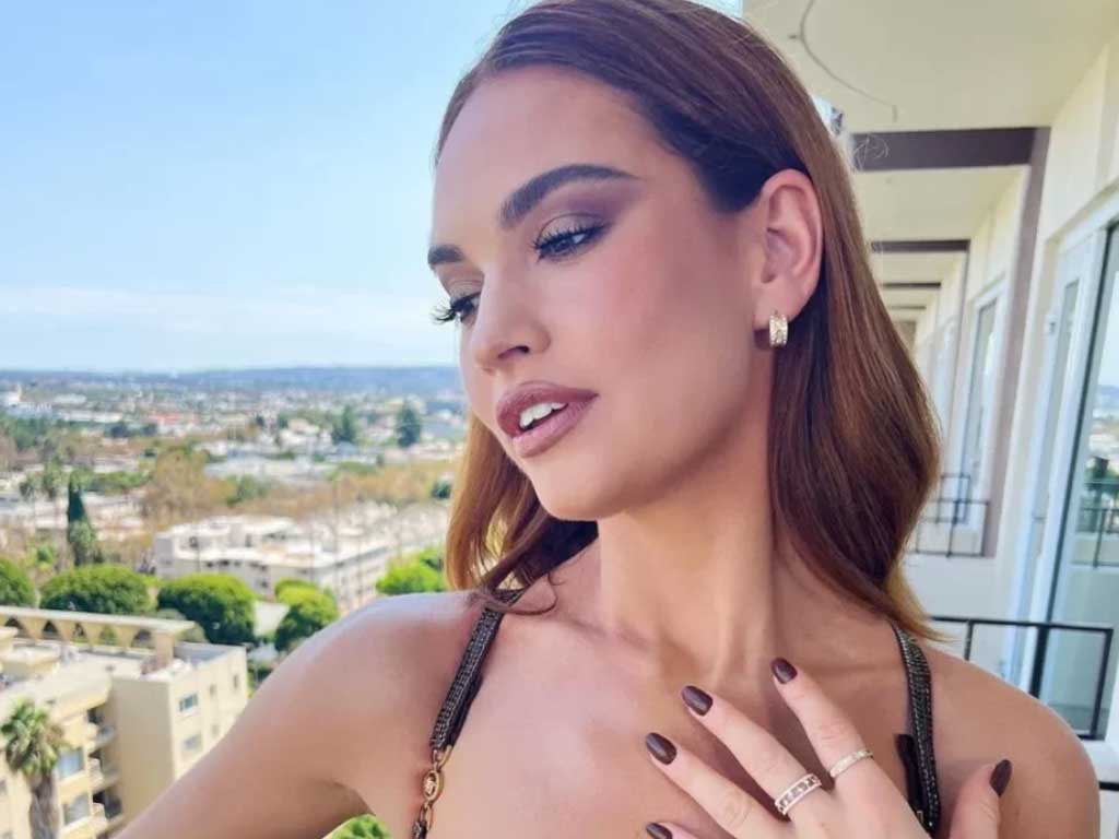 20 фото Лили Джеймс, где она выглядит как настоящая звезда