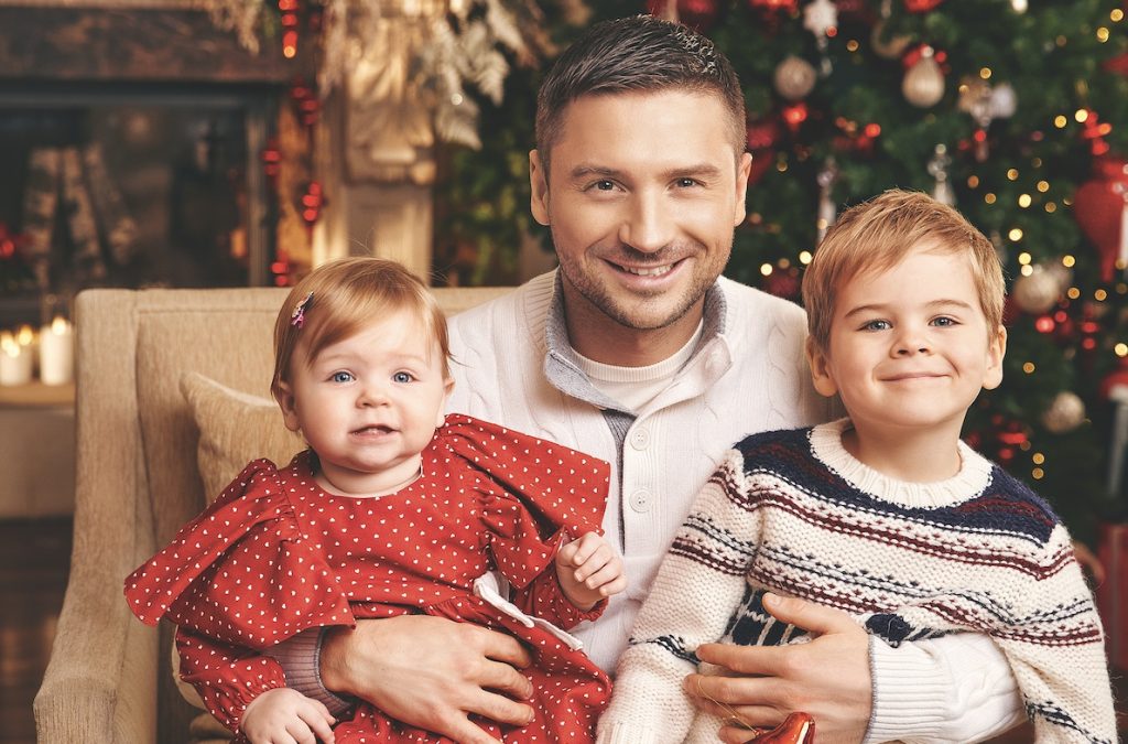 20 новогодних фотосессий российских звезд - фото с детьми