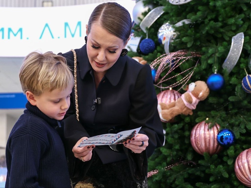 20 новогодних фотосессий российских звезд - фото с детьми