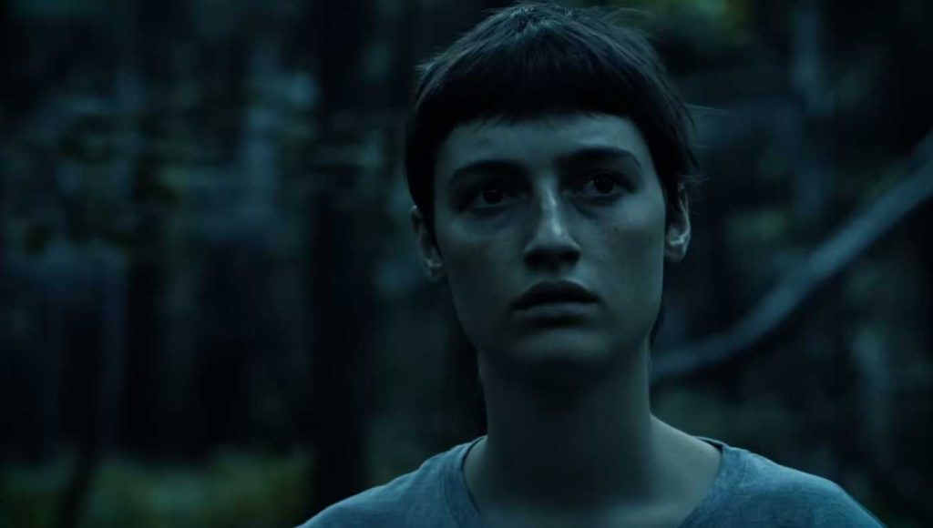 Лучшие сцены фильма «Мать мух» 2026 года - хоррор в лесу с Джоном Адамсом