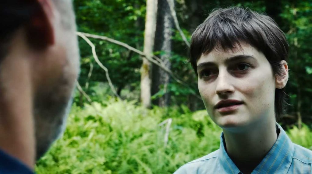 Лучшие сцены фильма «Мать мух» 2026 года - хоррор в лесу с Джоном Адамсом