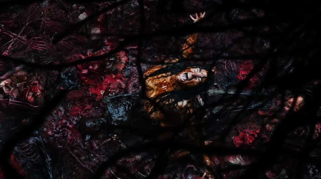 Лучшие сцены фильма «Мать мух» 2026 года - хоррор в лесу с Джоном Адамсом