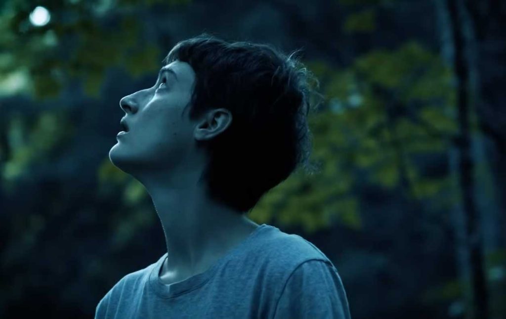 Лучшие сцены фильма «Мать мух» 2026 года - хоррор в лесу с Джоном Адамсом