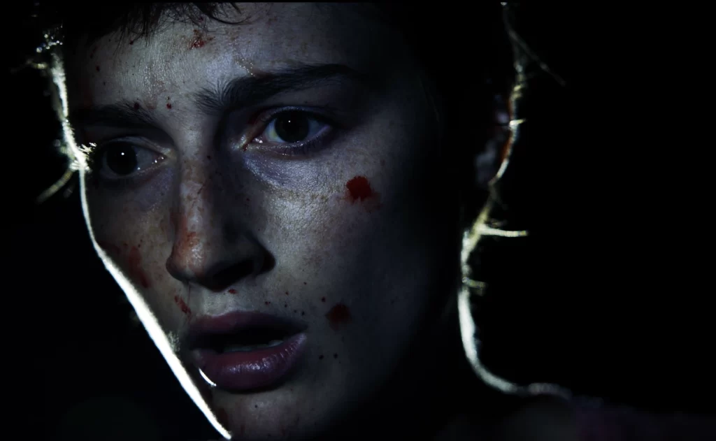 Лучшие сцены фильма «Мать мух» 2026 года - хоррор в лесу с Джоном Адамсом