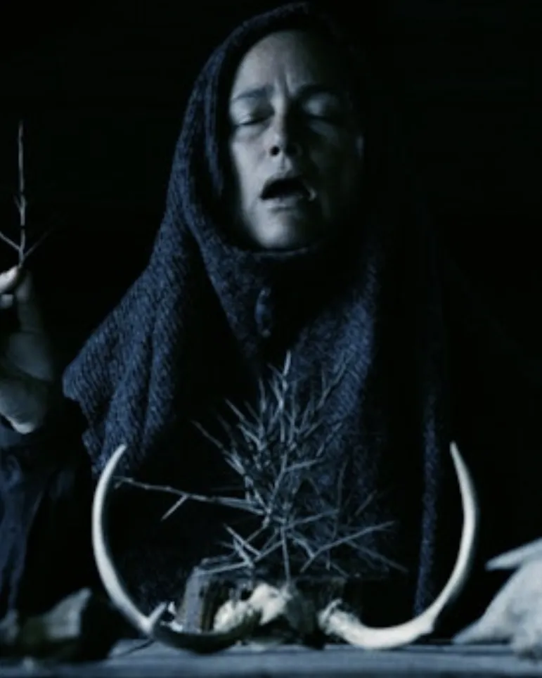 Лучшие сцены фильма «Мать мух» 2026 года - хоррор в лесу с Джоном Адамсом