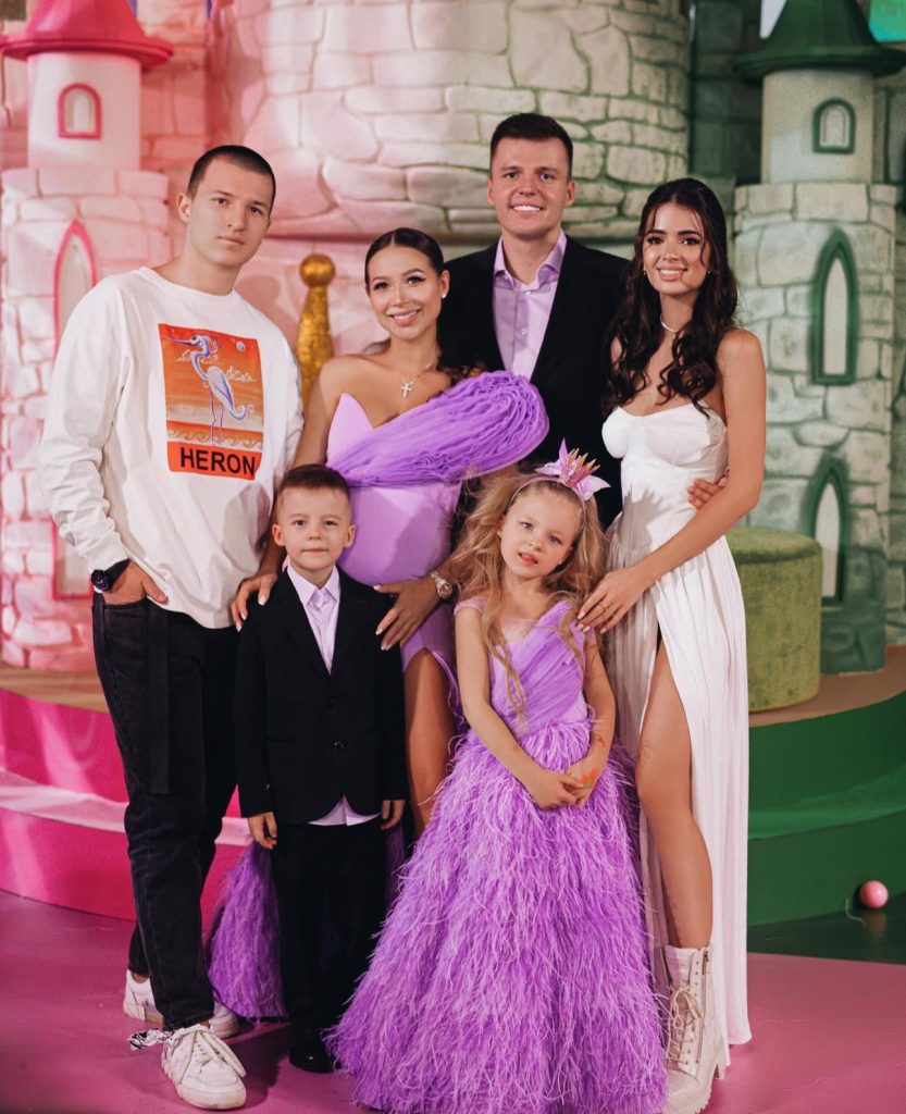 25 красивых фото Валерии Чекалиной с детьми