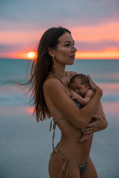 25 красивых фото Валерии Чекалиной с детьми