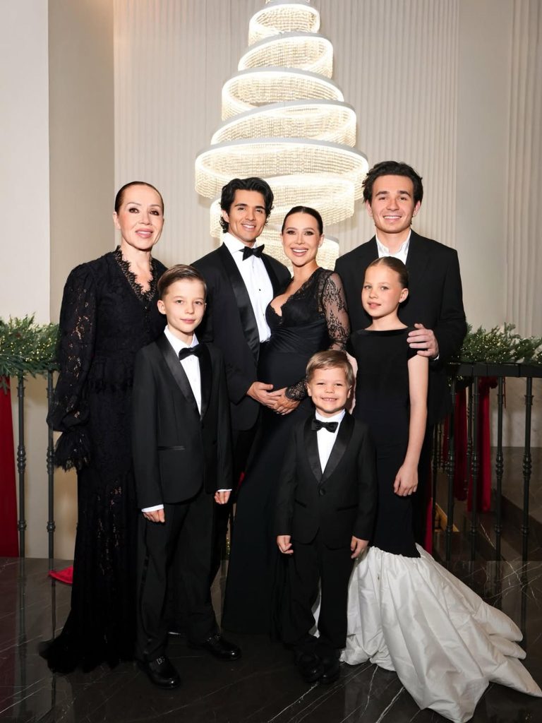 25 красивых фото Валерии Чекалиной с детьми