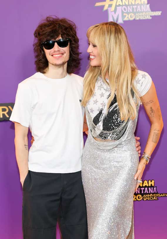 Майли Сайрус с мамой и партнёром на премьере спецвыпуска "Ханны Монтаны" — смотрите фото