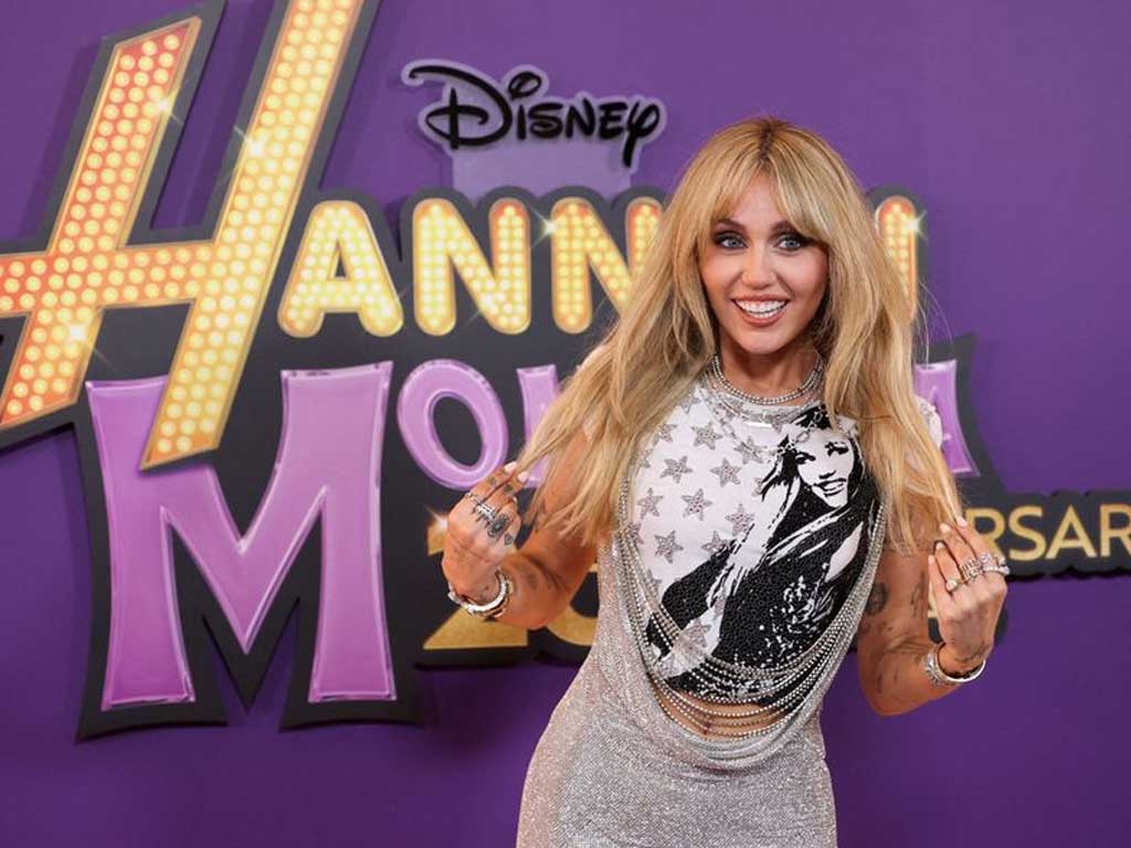 Майли Сайрус с мамой и партнёром на премьере спецвыпуска "Ханны Монтаны" — смотрите фото