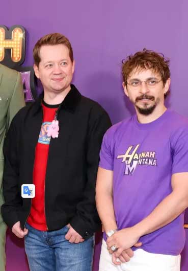 Майли Сайрус с мамой и партнёром на премьере спецвыпуска "Ханны Монтаны" — смотрите фото