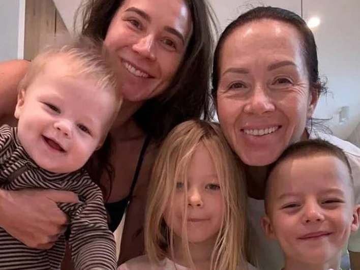 10 фото Лерчек: рак, ребенок и семейная драма