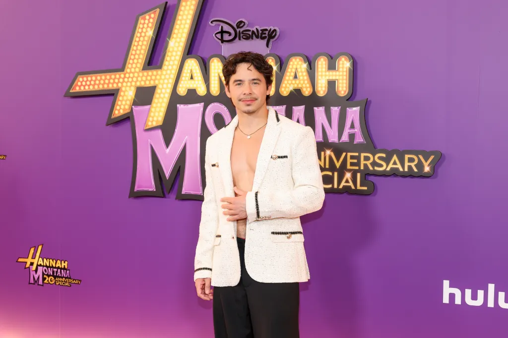 Майли Сайрус с мамой и партнёром на премьере спецвыпуска "Ханны Монтаны" — смотрите фото