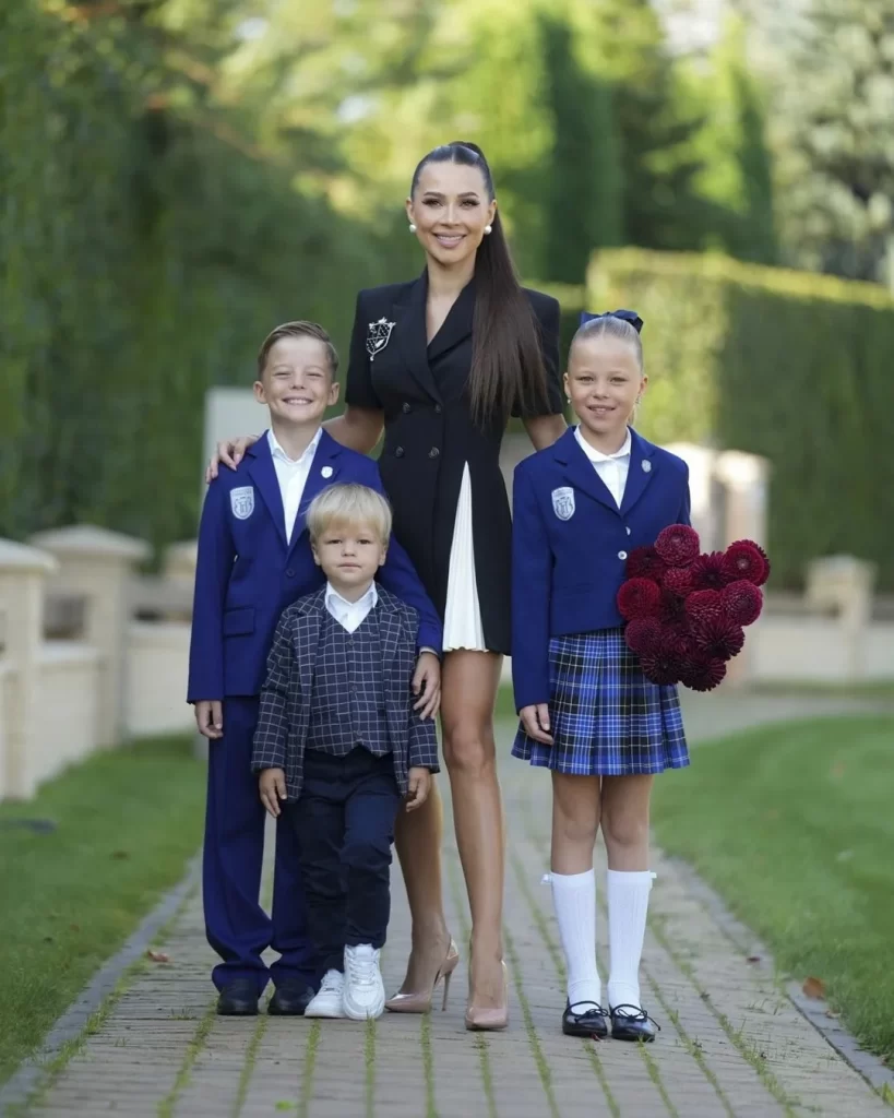 25 красивых фото Валерии Чекалиной с детьми