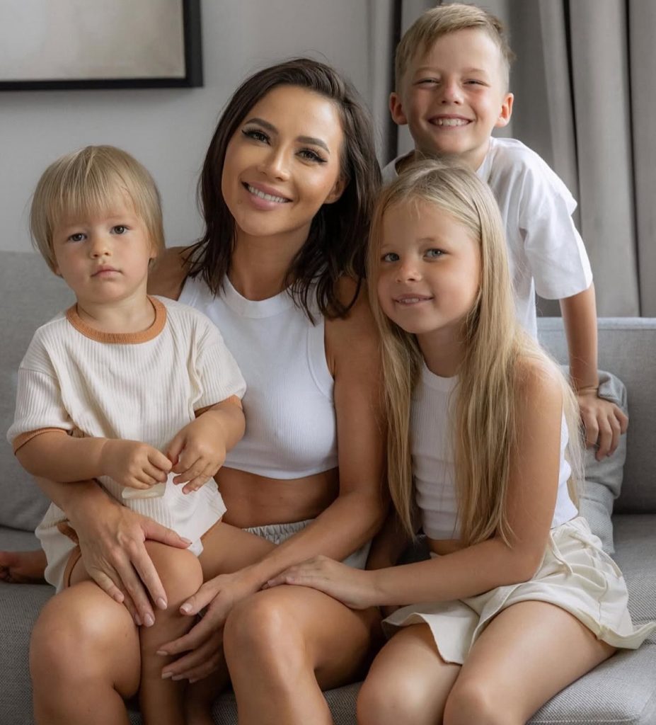 25 красивых фото Валерии Чекалиной с детьми