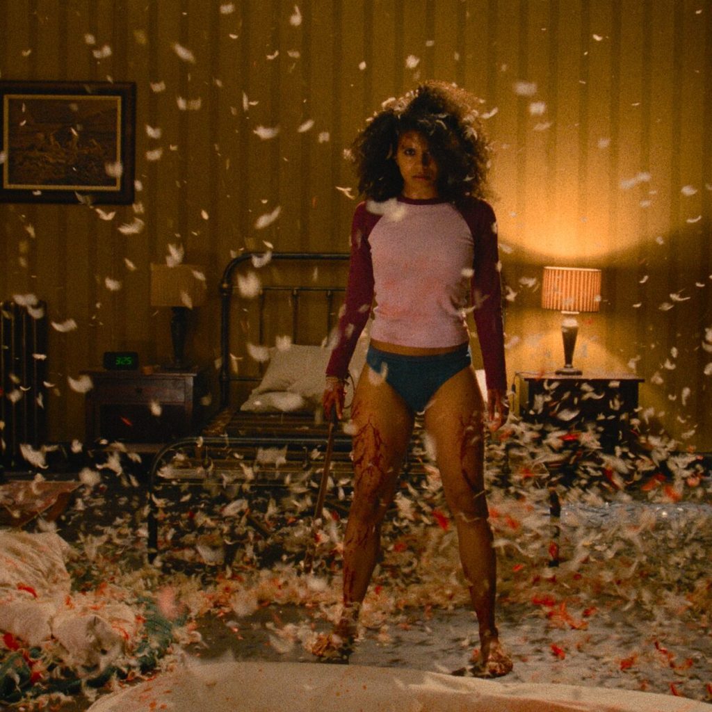 Месть без правил: Зази Битц разносит сектантов в хорроре "Они придут за тобой"