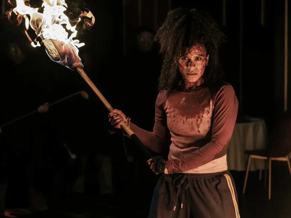 Месть без правил: Зази Битц разносит сектантов в хорроре "Они придут за тобой"