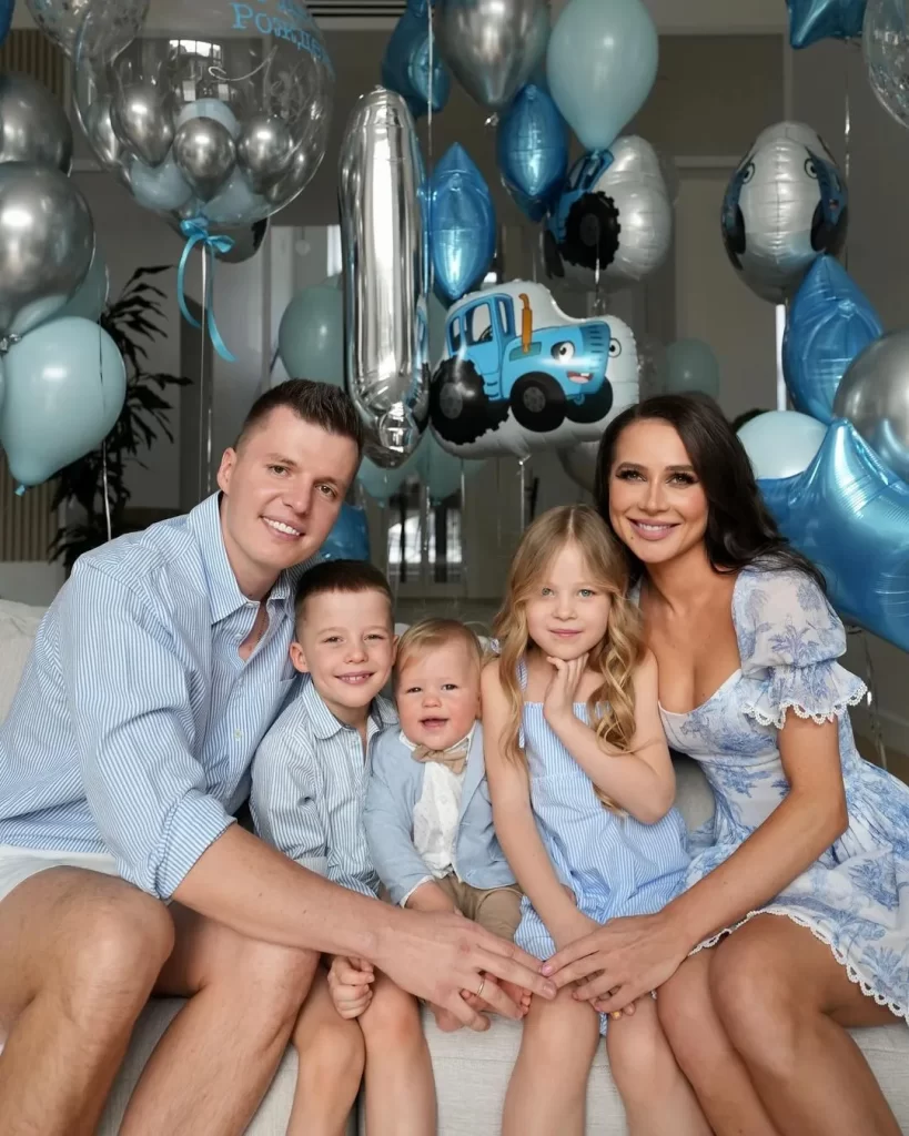 25 красивых фото Валерии Чекалиной с детьми