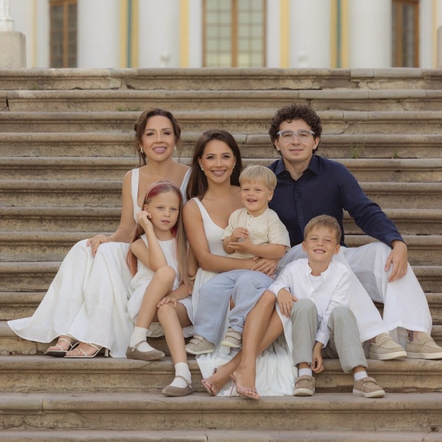 25 красивых фото Валерии Чекалиной с детьми